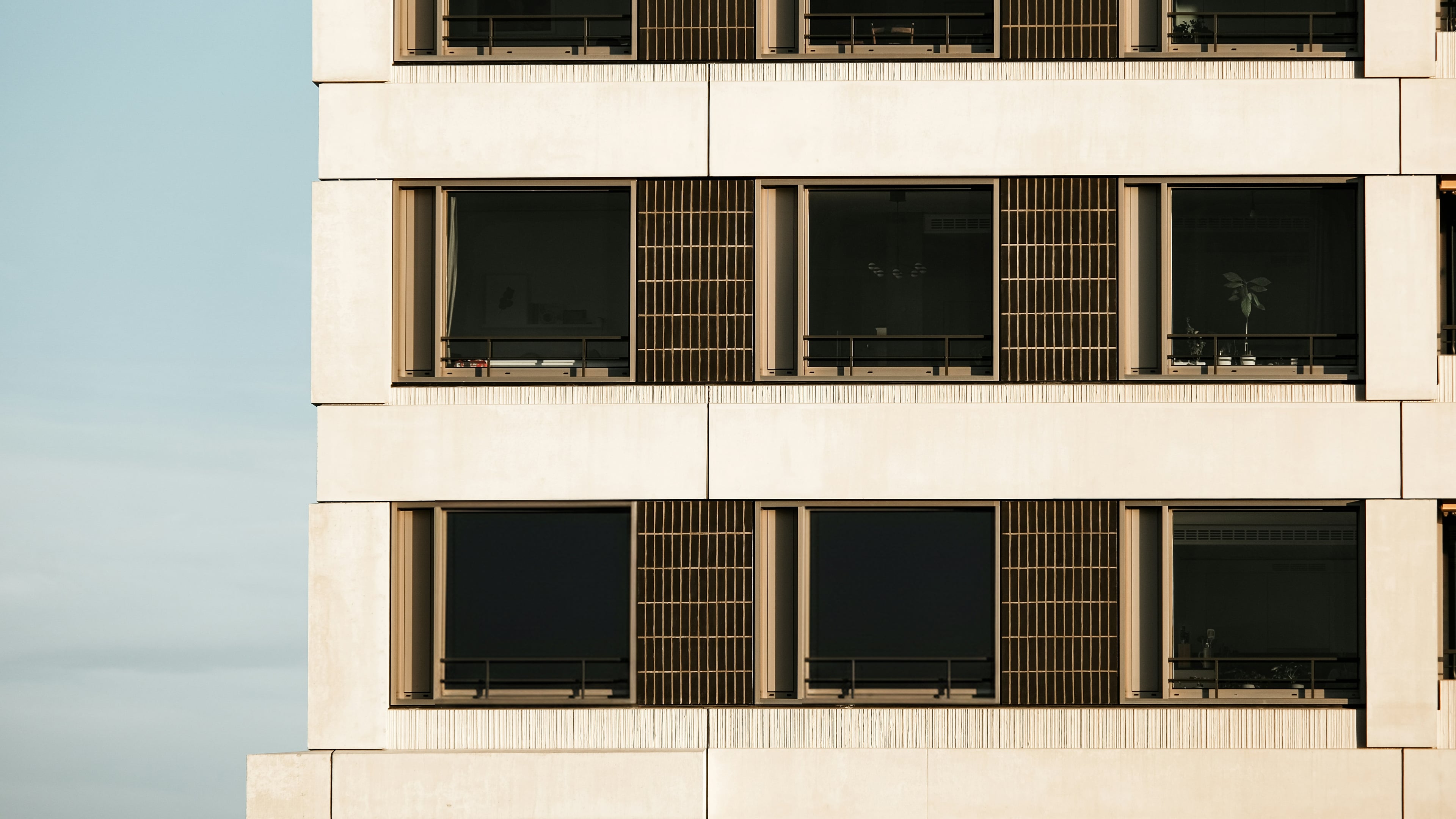 Façade d’un immeuble d’appartements contemporain